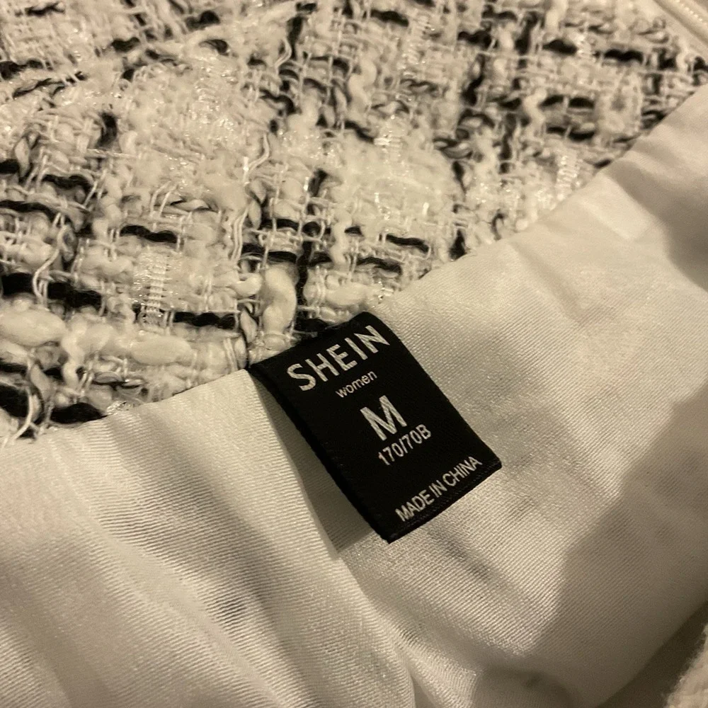 Shein Women's Mini Skirt Size Medium Black And White‎